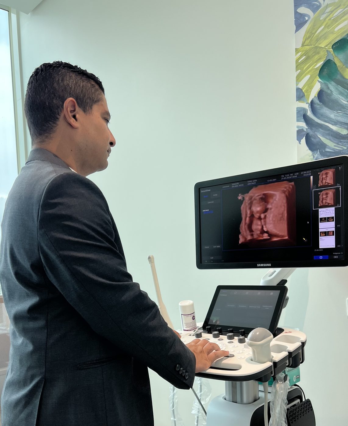 El Dr. Ariel Jesús Veces realizando un ultrasonido obstétrico con equipo Samsung de alta gama