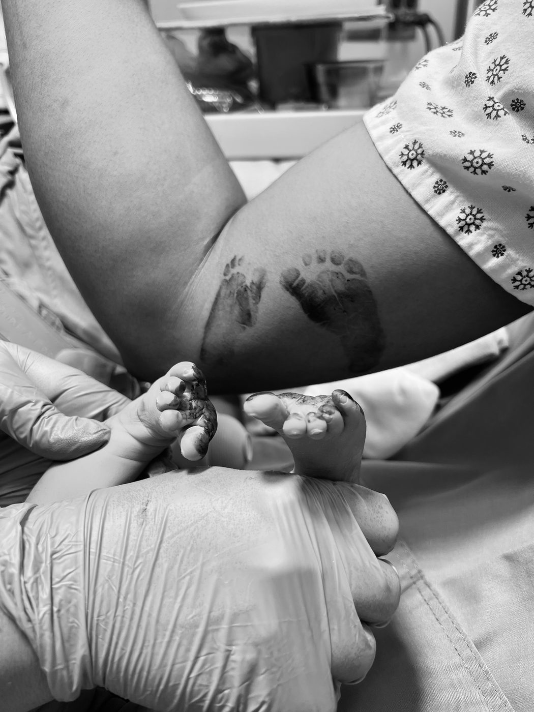 Huellas de los pies de un recién nacido tras el parto