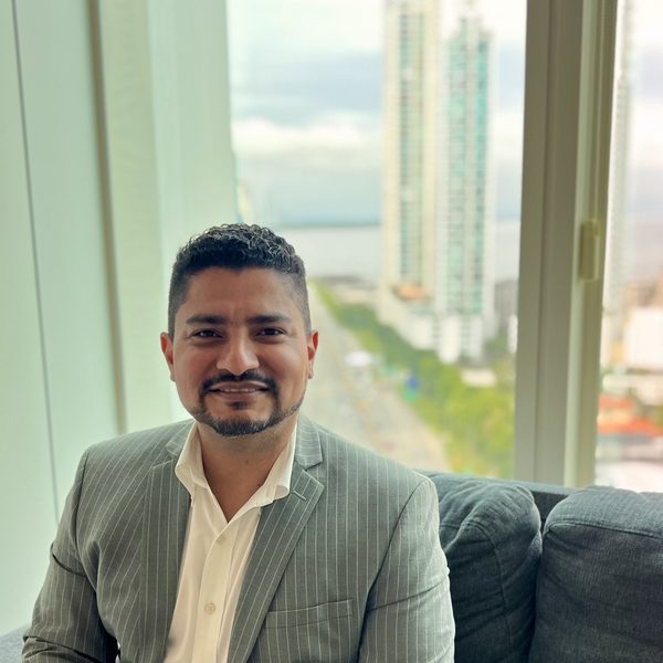 Dr. Ariel Jesús Veces — Ginecólogo Obstetra en Ciudad de Panamá