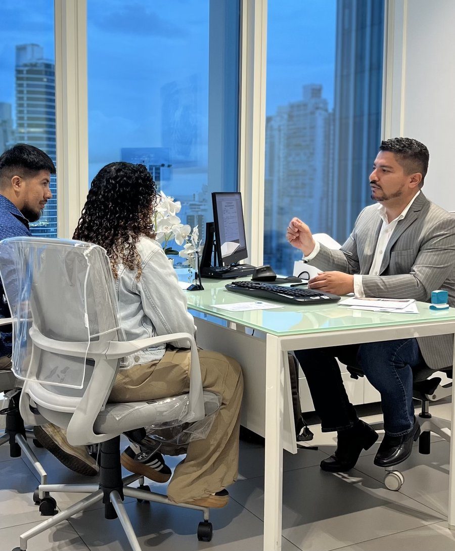 Dr. Ariel Veces atendiendo paciente en consultorio VEMONT, Ciudad de Panamá