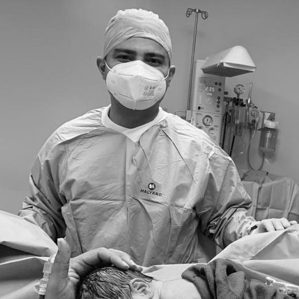 Dr. Ariel Veces con recién nacido en quirófano — Instagram post