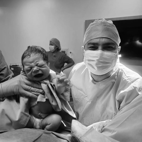 Dr. Ariel Veces con recién nacido tras parto — Instagram post