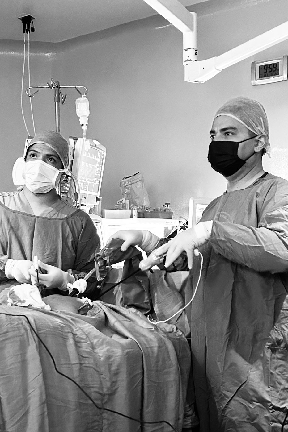 El Dr. Ariel Jesús Veces realizando una cirugía laparoscópica en quirófano