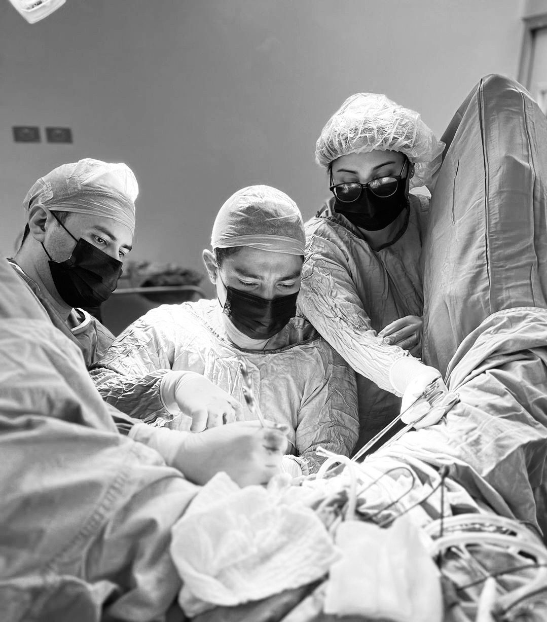 El Dr. Ariel Jesús Veces operando junto a su equipo quirúrgico en quirófano