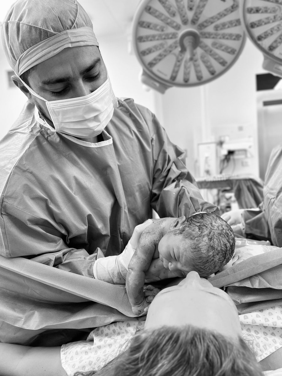 Dr. Ariel Veces con un recién nacido tras una cesárea en Ciudad de Panamá