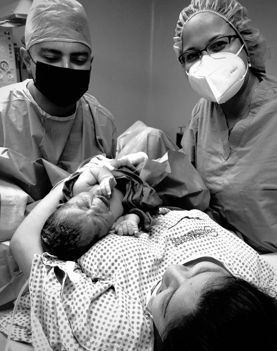 Dr. Ariel Veces y equipo médico con recién nacido tras parto vaginal
