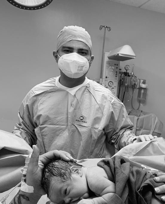 Dr. Ariel Veces acariciando recién nacido tras parto vaginal